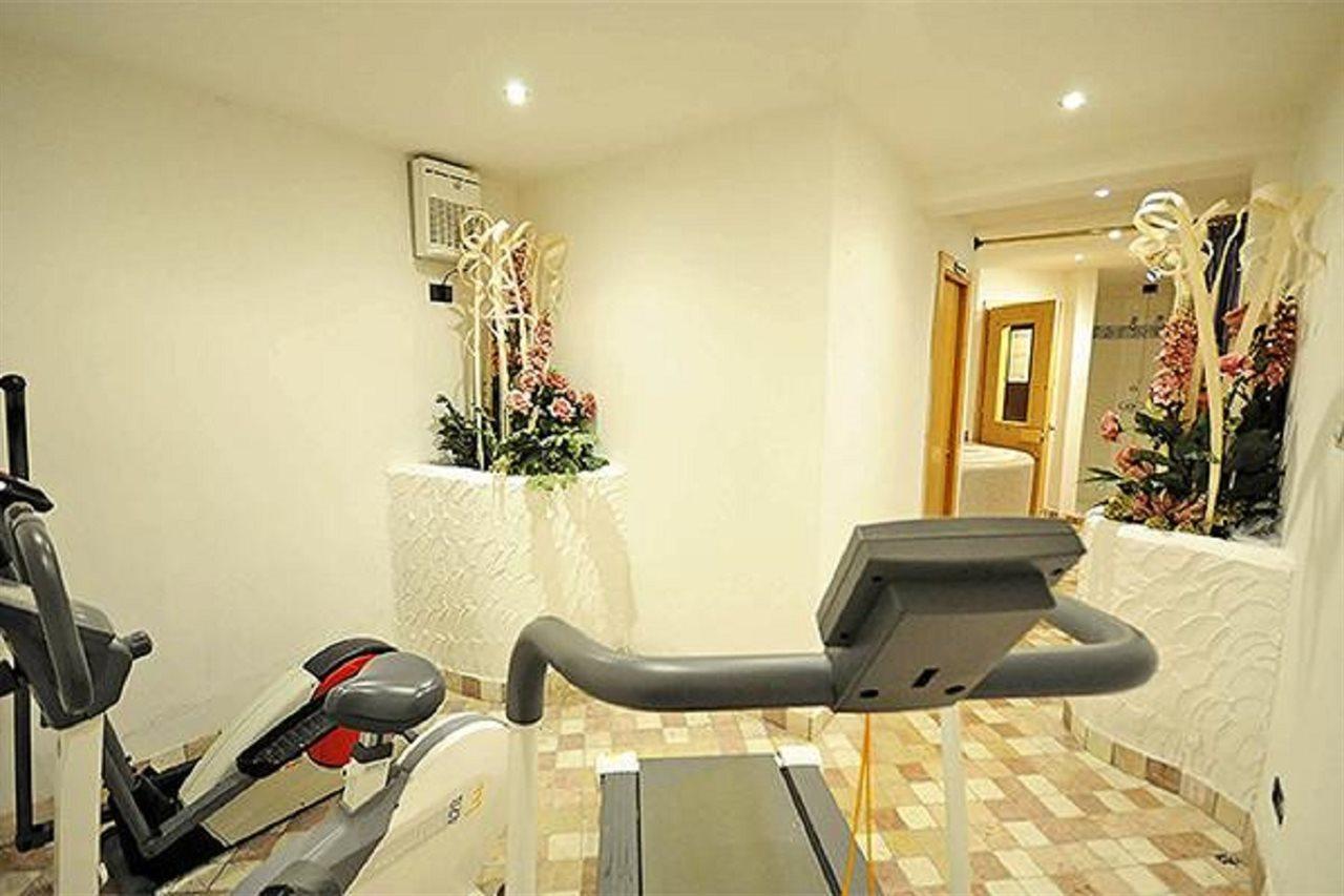 Alpenrose Hotel ซานมาร์ตีโนดีกัสตรอสซา ภายนอก รูปภาพ