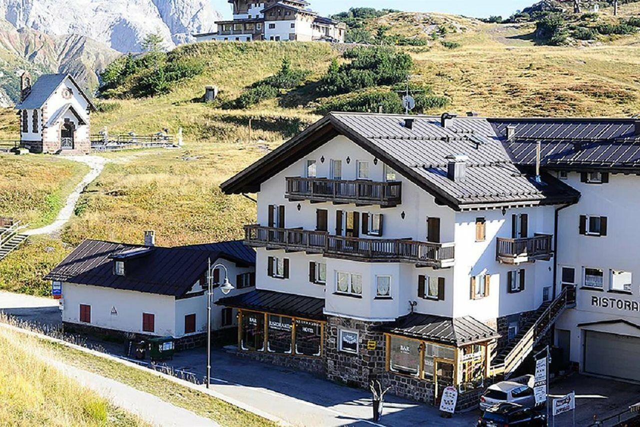 Alpenrose Hotel ซานมาร์ตีโนดีกัสตรอสซา ภายนอก รูปภาพ